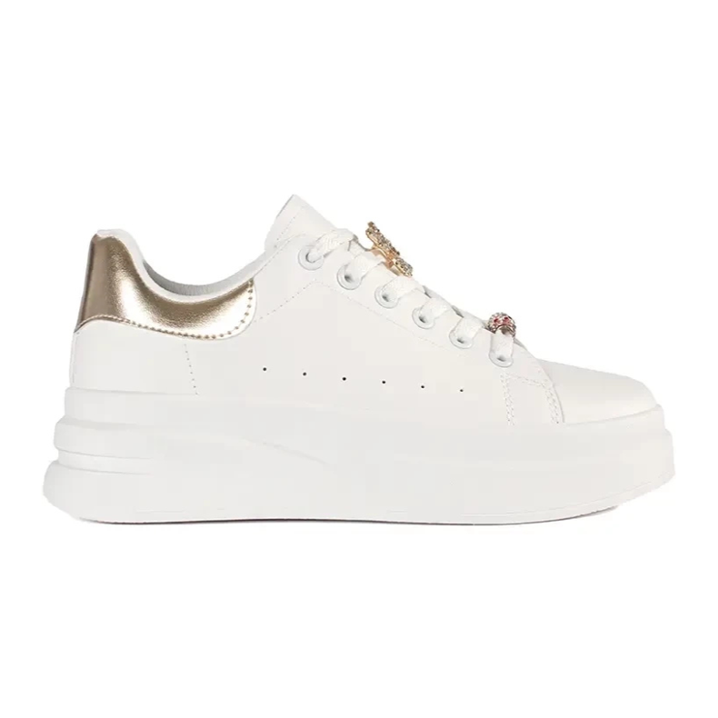 Valkoiset lenkkarit laiturilla nastalla valkoinen