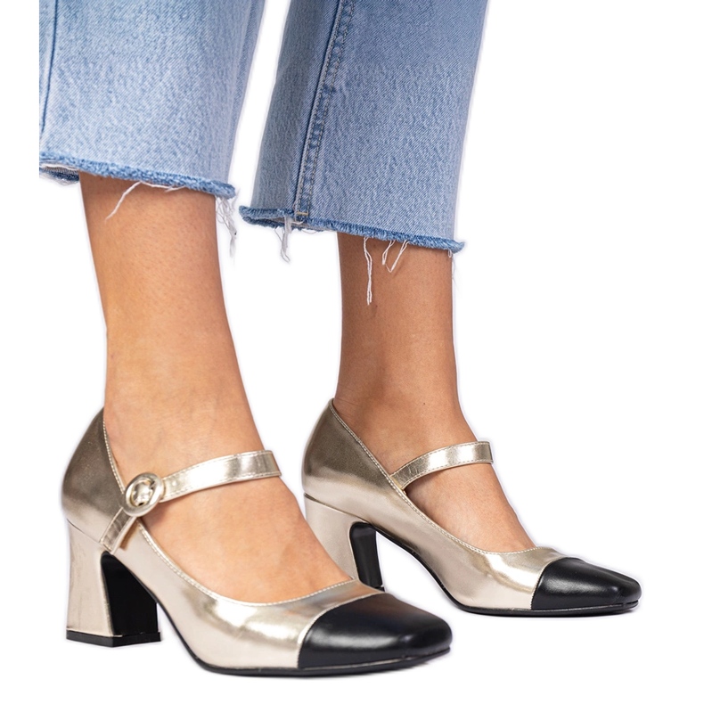 Naisten kultapumput mustalla nenällä kultainen