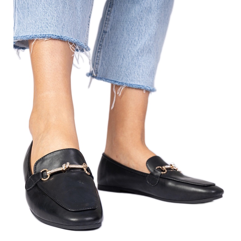 Mustat leipot, joissa on kultainen sisustus ja zirkoni