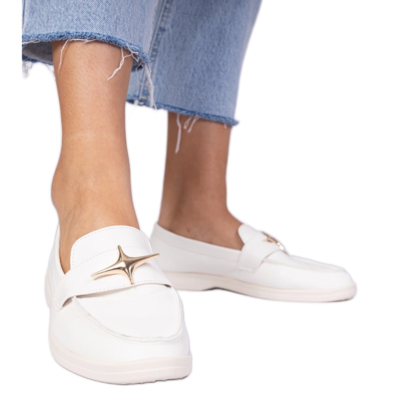 Valkoisten naisten leipomot, joilla on kultainen sisustus valkoinen