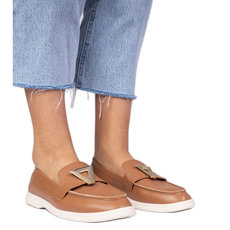 Ruskeat naisten leipot, joilla on tyylikäs sisustus