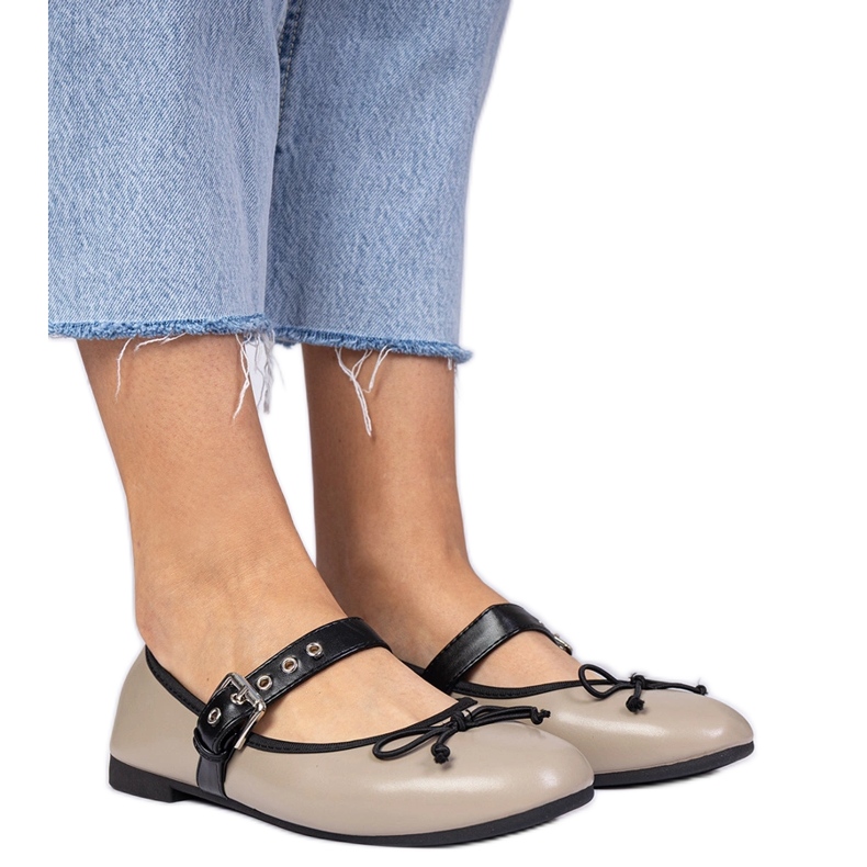 Tummat beige naisten balleriinit keulan kanssa