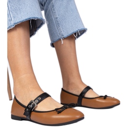 Ruskeat naisten balleriinit keulalla