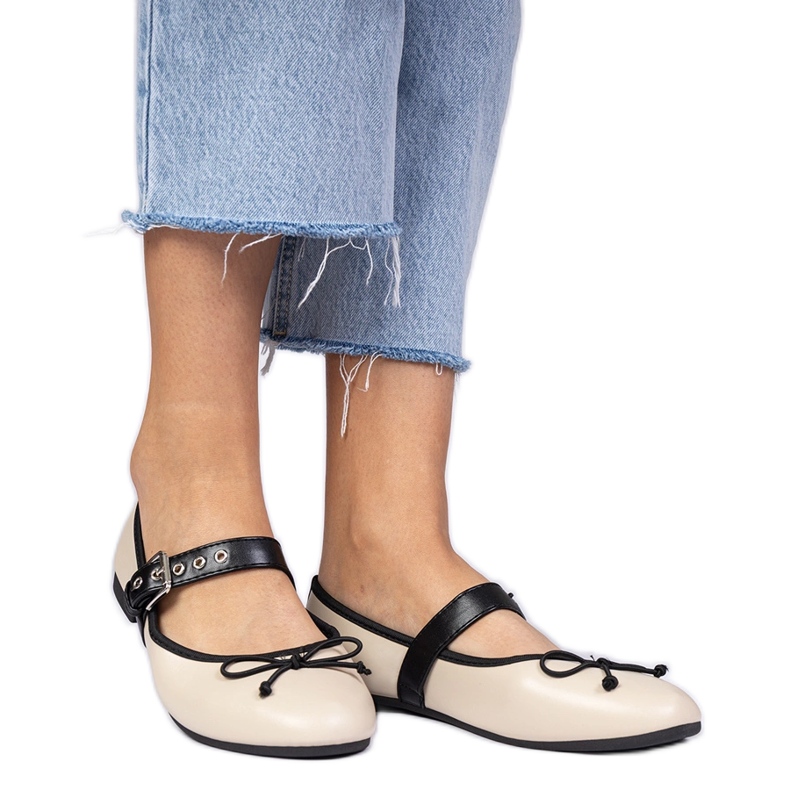 Beige naisten balleriinit keulan kanssa