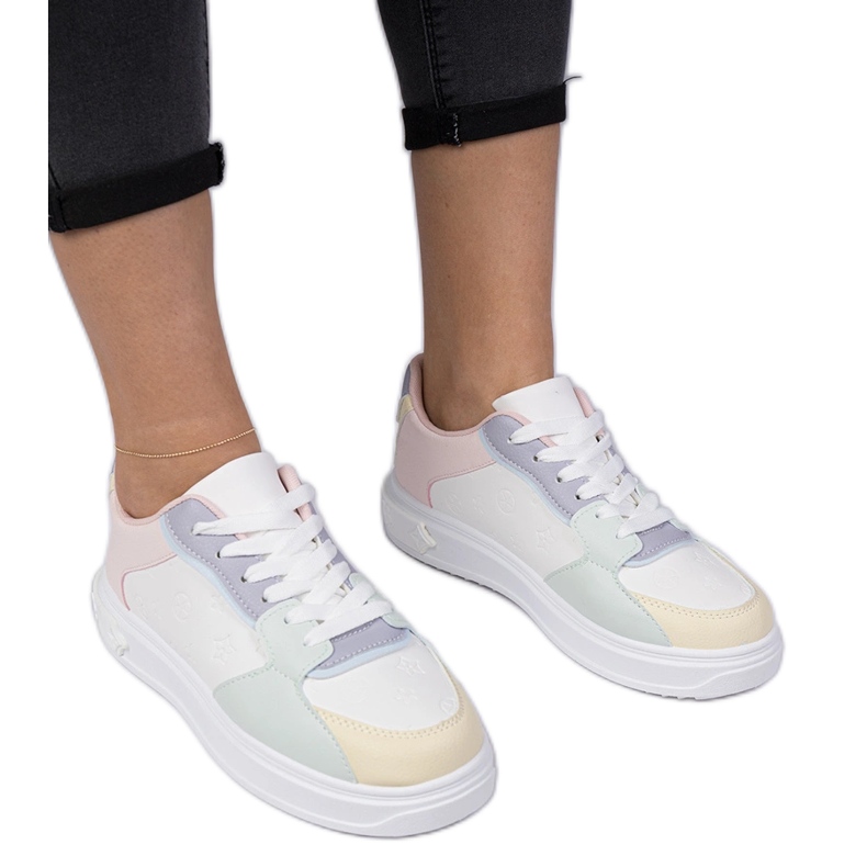 Valkoiset ja siniset urheilun lenkkarit Eco-Leatherista valkoinen