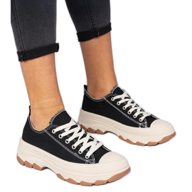 Mustat lenkkarit paksulla pohjalla