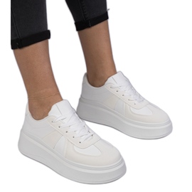 Valkoiset lenkkarit lenkkarit laiturilla valkoinen