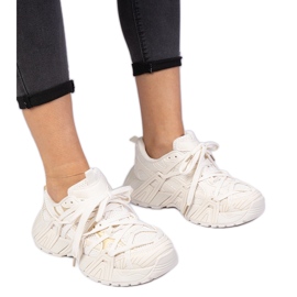 Beiget lenkkarit massiivisella pohjalla