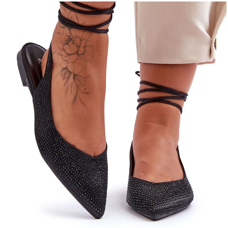 Naisten balleriinit, jotka on koristeltu mustilla strassilla musta