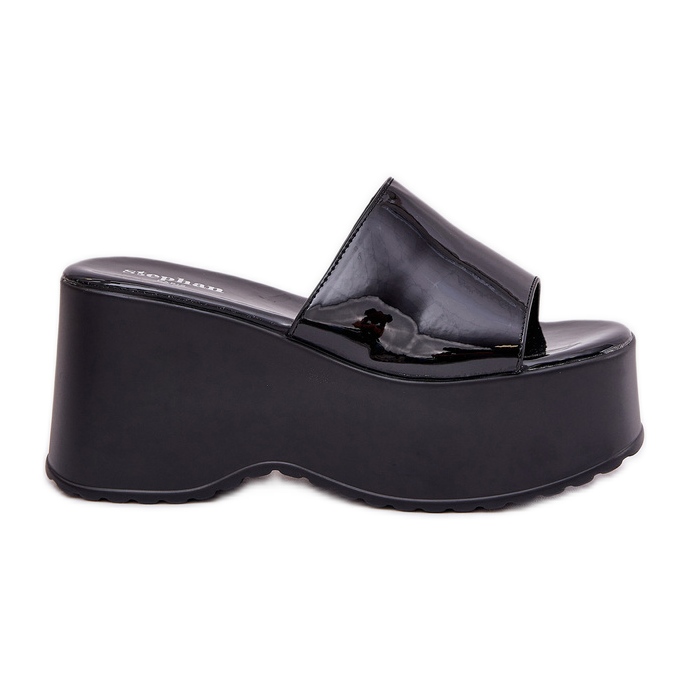 Maalattu naisten tossut lavalla ja mustat kiilat