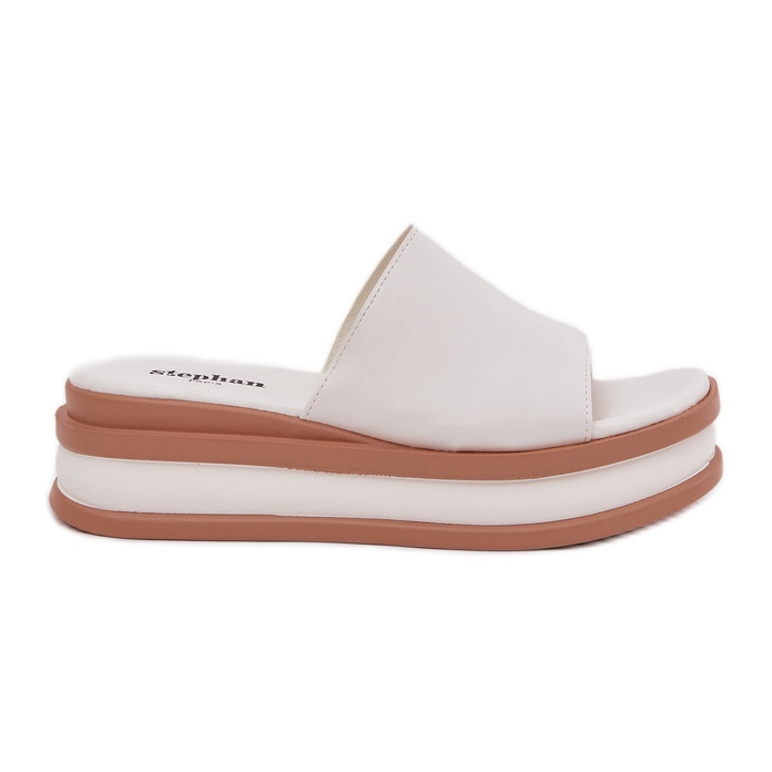 Klassiset naisten tossut lavalla ja valkoiset kiilat valkoinen