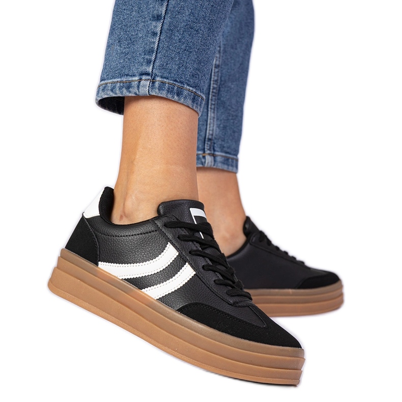 Mustat lenkkarit naisten lenkkarit laiturilla