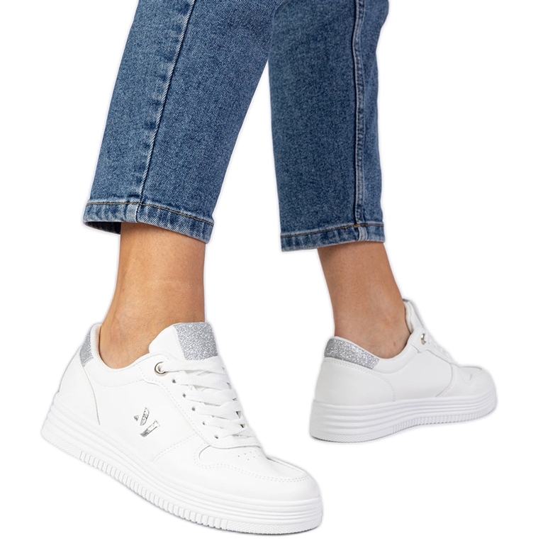 Naisten valkoiset lenkkarit hopeakimmillä valkoinen