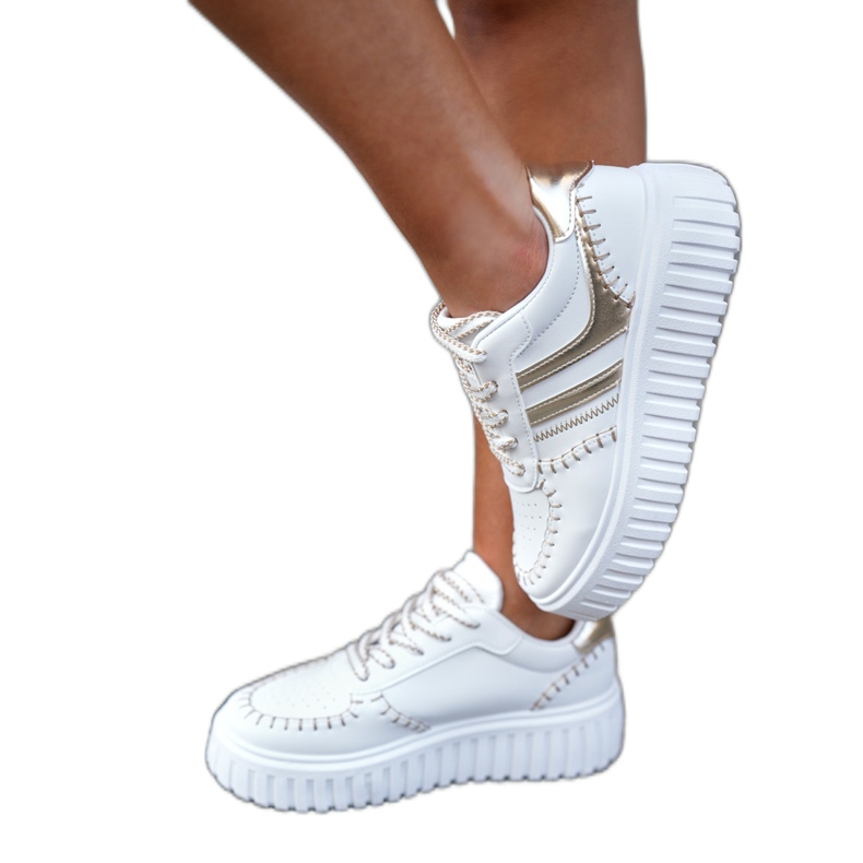 Naisten lenkkarit kultaisella alustalla kultainen