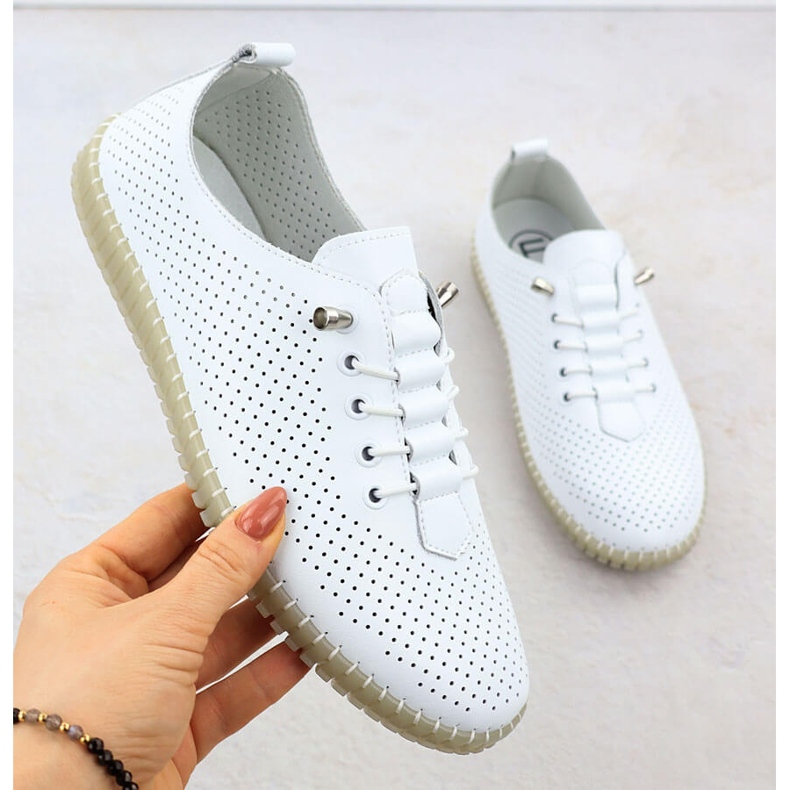 Nahkaisten naisten avoimet kengät liukastuivat valkoiseen filippoa DP6140 valkoinen