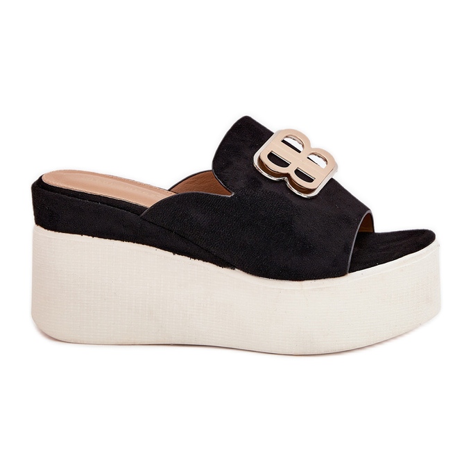 Tohvelit lavalla ja kiilat mustalla sisustuksella