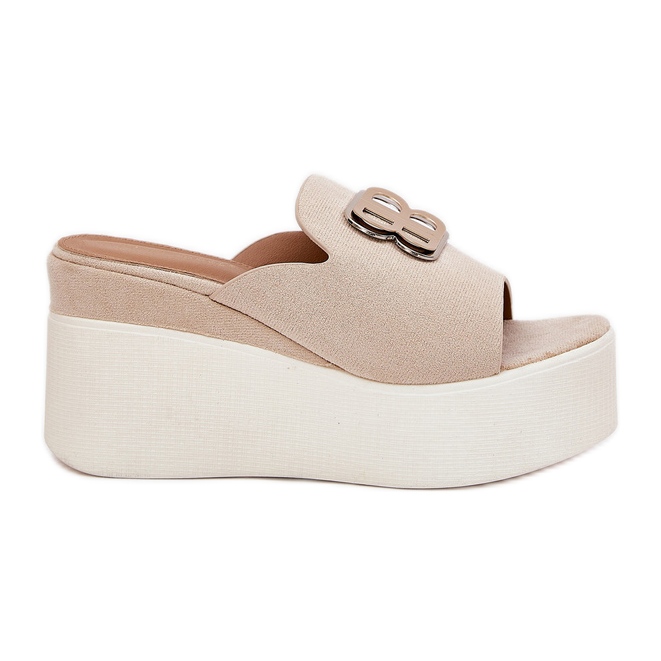 Tohvelit laiturilla ja kiilat beige -koristeella