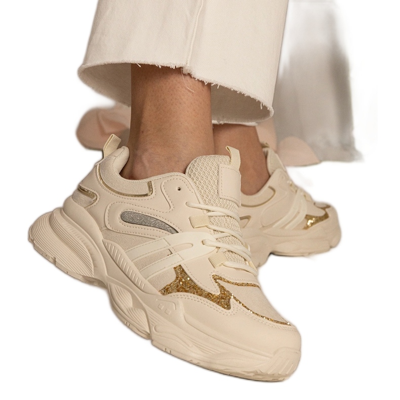 Beige naisten urheilun lenkkarit kimaltelevat