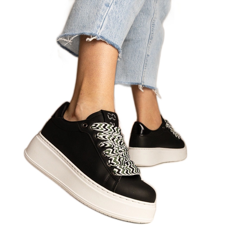 Mustien naisten lenkkarit, joilla on massiivinen nauhoitus = musta