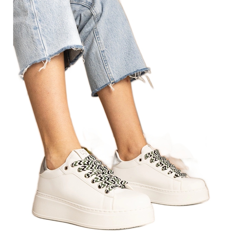 Valkoisten naisten lenkkarit, joissa on massiivinen nauhoitus valkoinen