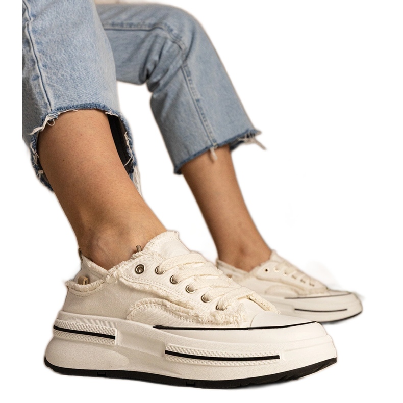 Valkoisten naisten lenkkarit korkealla pohjalla valkoinen