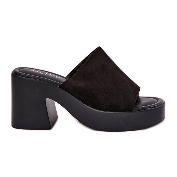 Naisten tossut postitse ja alustalla musta