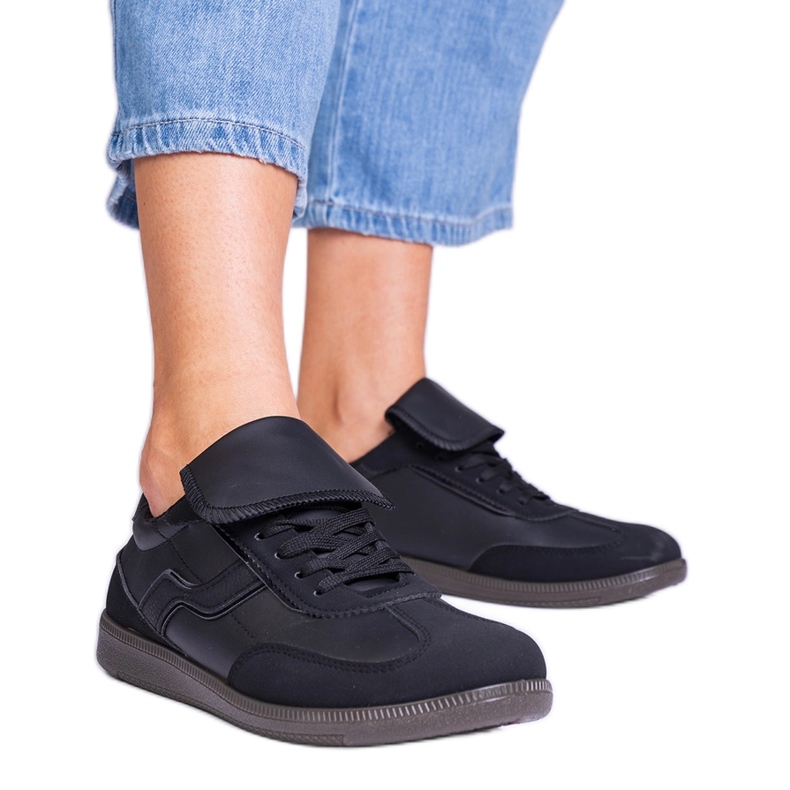 Musta matala nauhoitettu lenkkarit