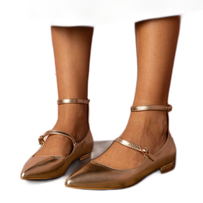 Kultaiset pumput litteillä korkokengillä soljella kultainen