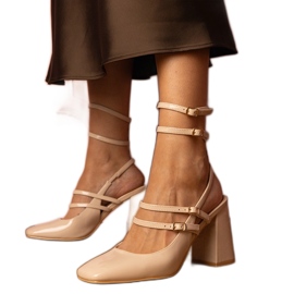 Beiget lakatut pumput korkealla korolla