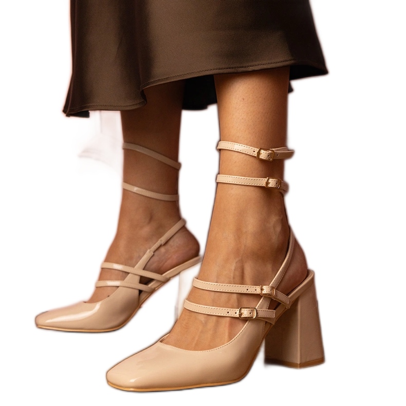 Beiget lakatut pumput korkealla korolla