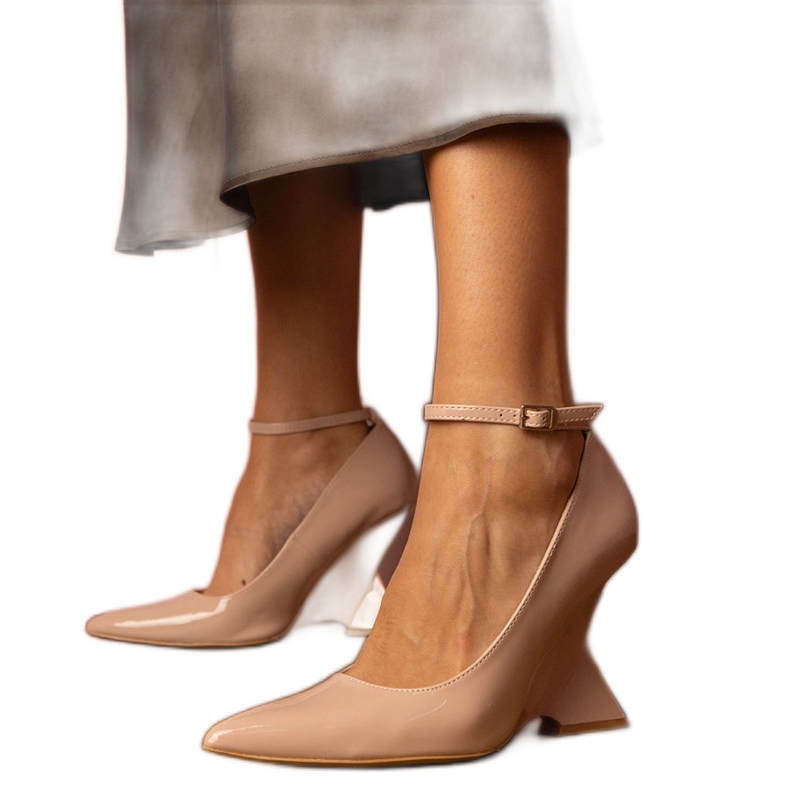 Beiget kiiltonahkaiset kiilapumput