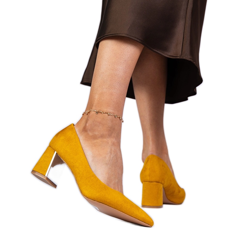 Keltaiset pumput tyylikkäästi sisustetussa pylväässä keltainen