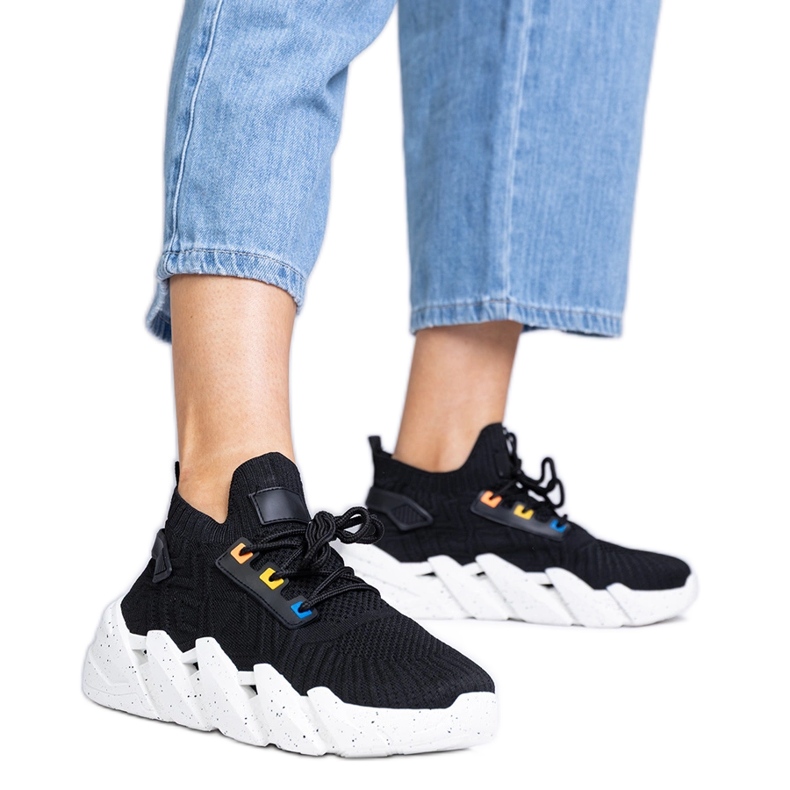 Mustat urheilut lenkkarit massiivisella pohjalla