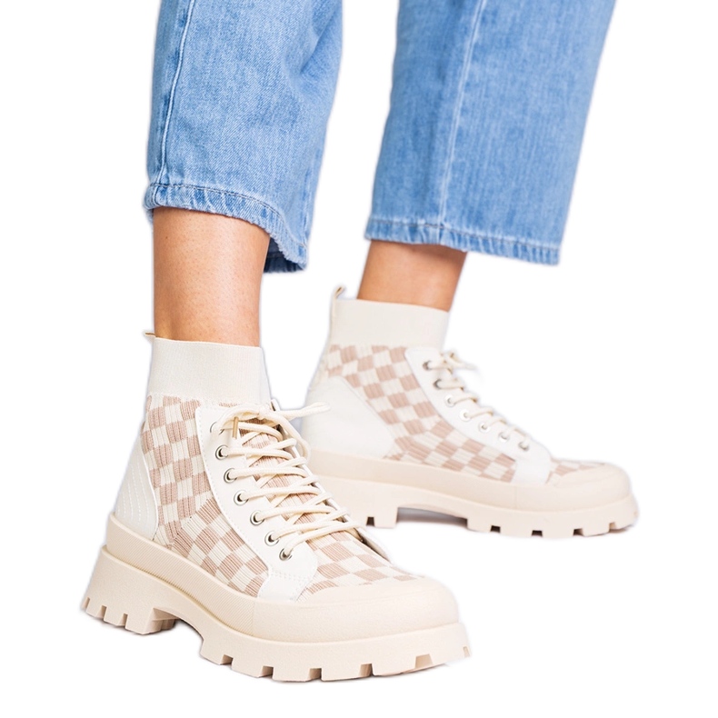 Beige saappaat lenkkarit laiturilla