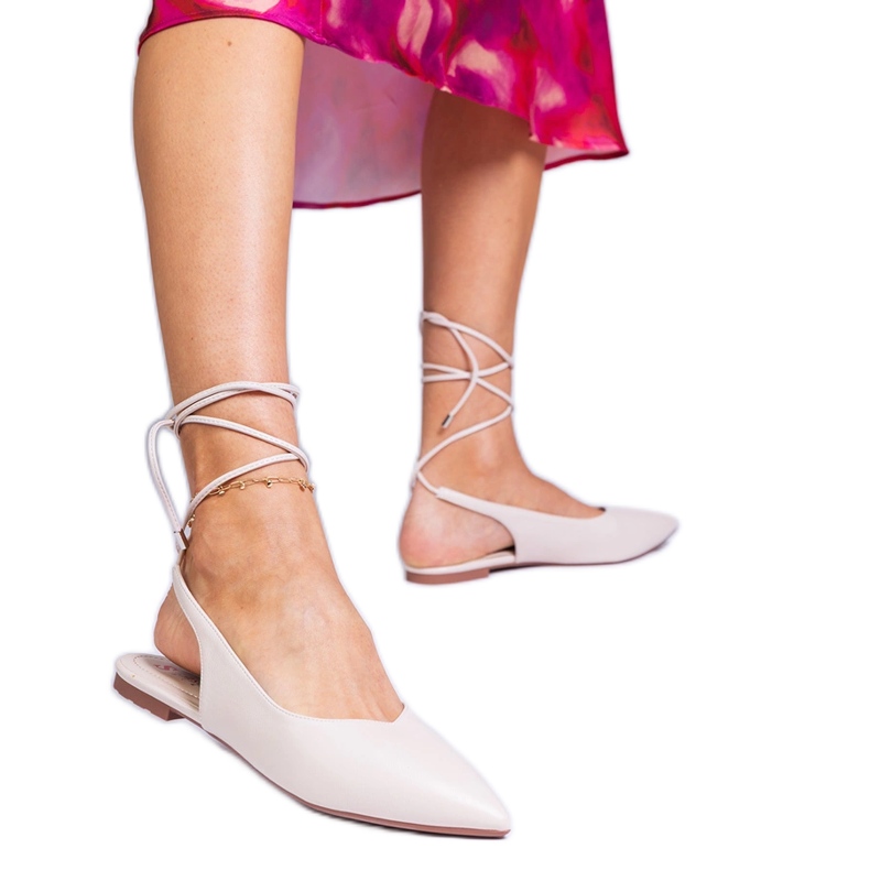 Beige litteät korkokengät, jotka on valmistettu ekologisesta