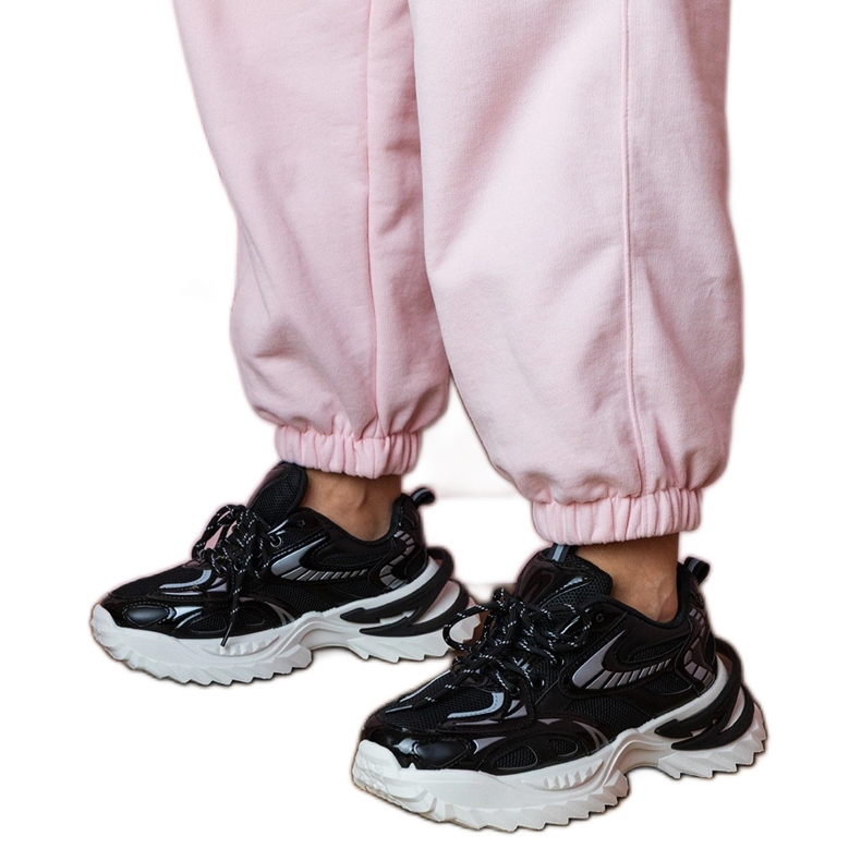 Mustat urheilun lenkkarit tyylikkäällä pohjalla