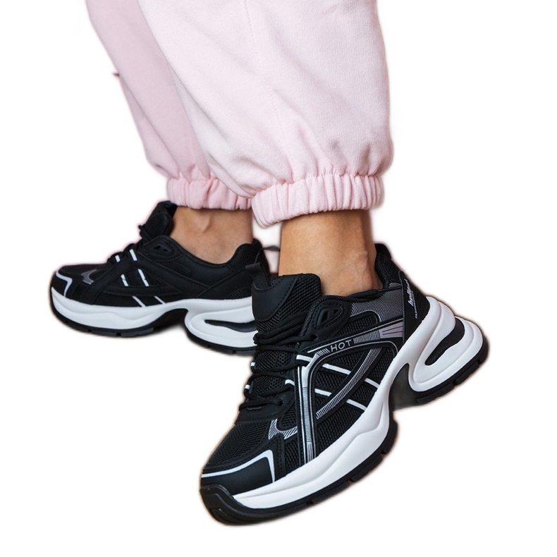 Mustat urheilut lenkkarit massiivisella pohjalla