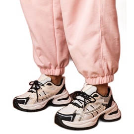 Valkoiset ja valkoiset urheilun lenkkarit massiivisella pohjalla valkoinen