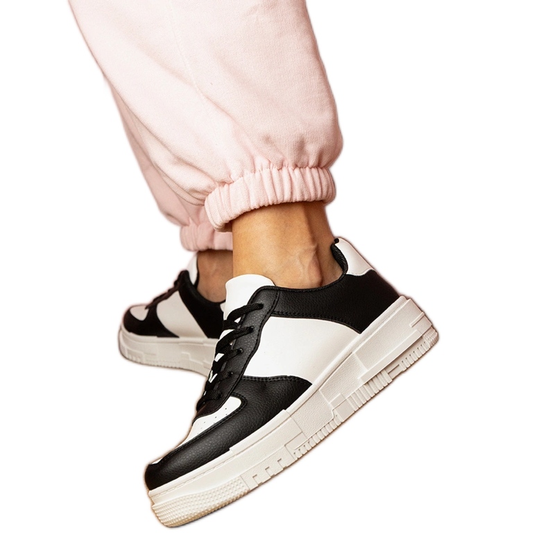 Mustat urheilut lenkkarit Platfotmissa