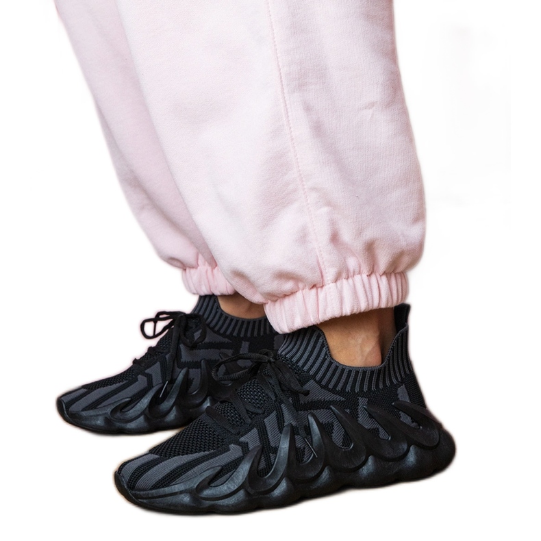 Mustat urheilut lenkkarit massiivisella pohjalla