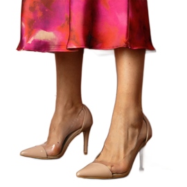 Beige klassiset pumput läpinäkyvällä yläosalla