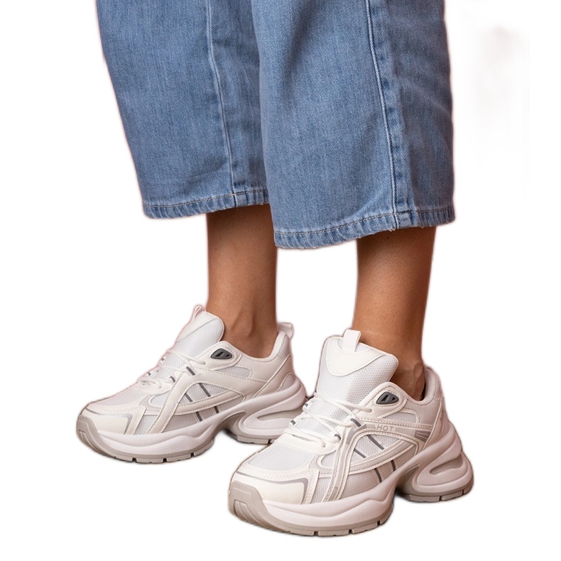 Valkoiset urheilulenkkarit massiivisella pohjalla valkoinen