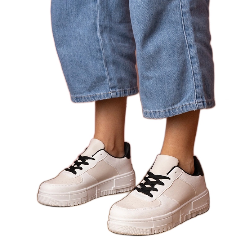 Beige urheilu lenkkarit Platfotmissa