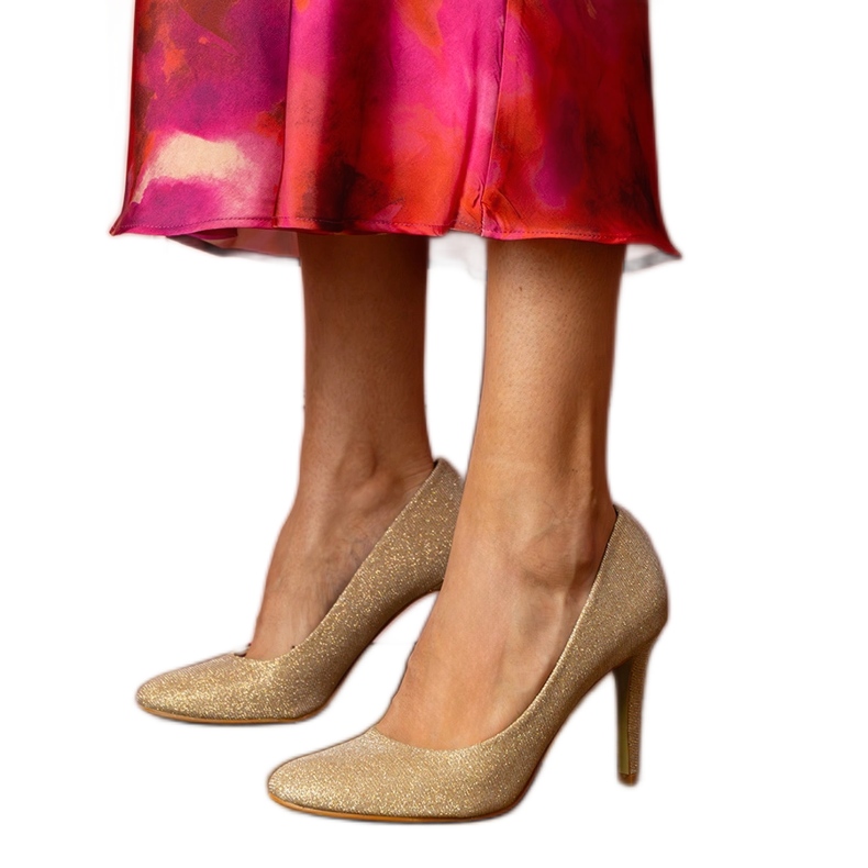 Kultaiset pumput brokaatin viimeistelyssä kultainen