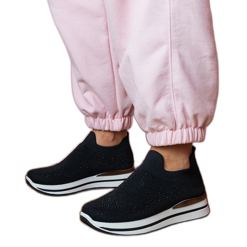 Mustat naisten lenkkarit laiturilla zirkonilla