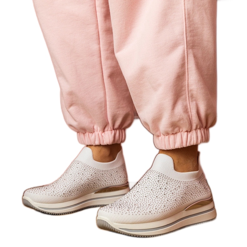 Valkoisten naisten lenkkarit laiturilla zirkonilla valkoinen