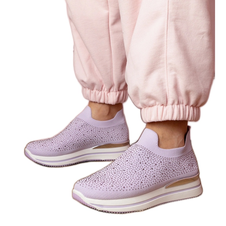 Violetti naisten lenkkarit laiturilla zirkonilla