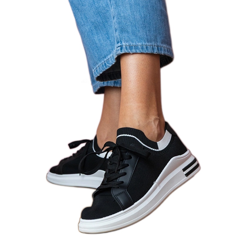 Mustat naisten lenkkarit laiturilla nauhoilla