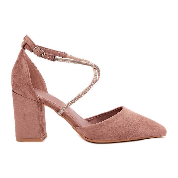 Pumput terävillä varpaisilla ja sisustetuilla raidoilla pimeässä pylväässä beige