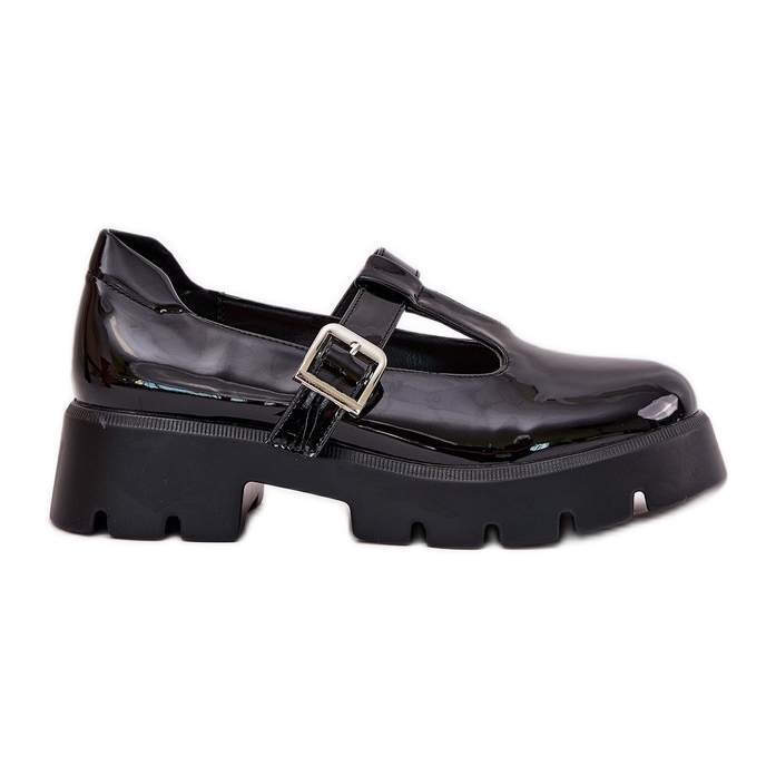 Maalattu naisten kengät, joissa puristimen lavalla ja litteät korkokengät musta